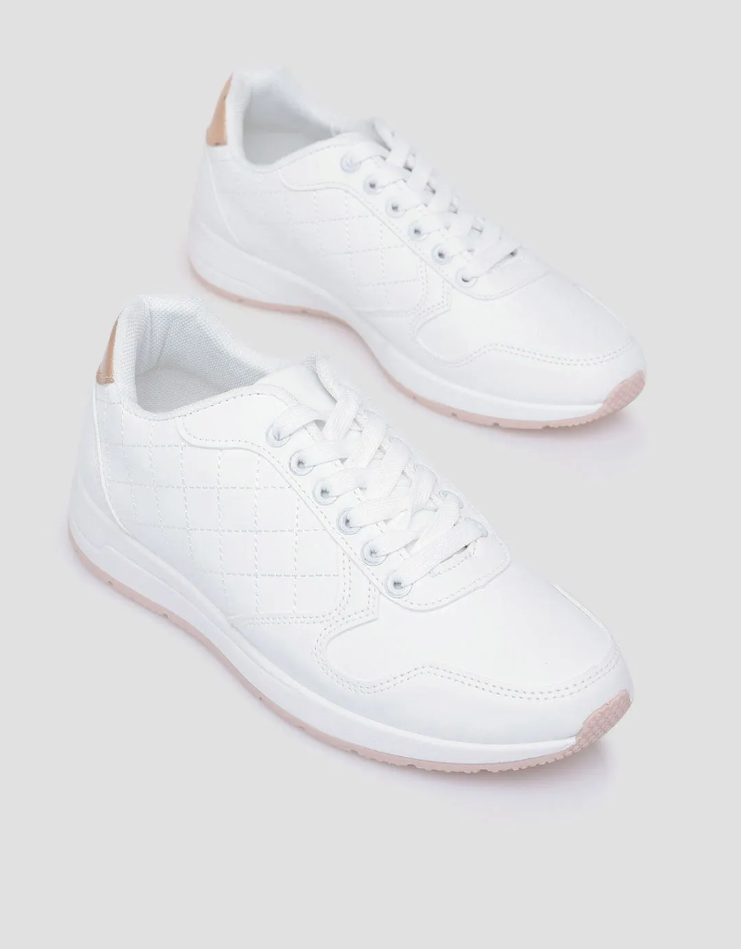 Details Sepatu Sneakers Casual Wanita