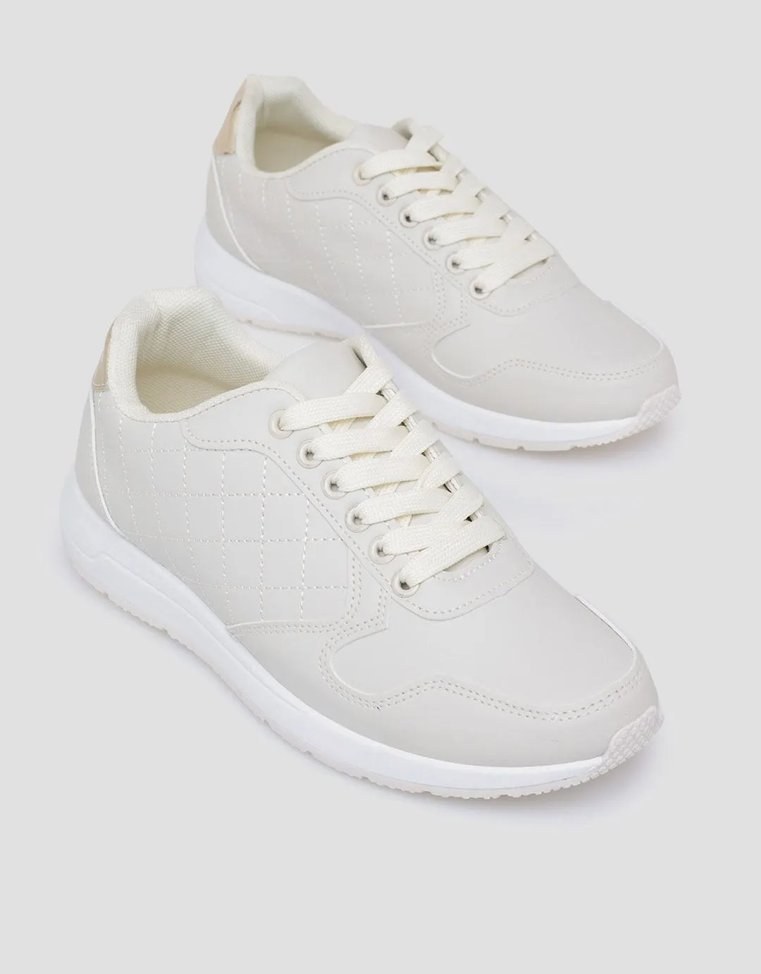 Details Sepatu Sneakers Casual Wanita
