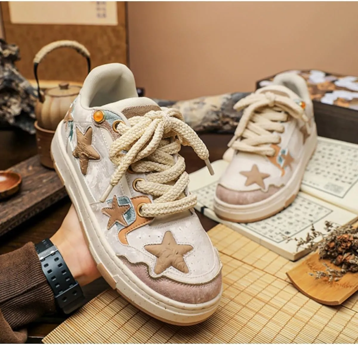 Women's Star Y2K Sneakers - Vintage Kawaii Low Top Canvas Shoes Cute Lace Up Walking Star Sneakers with Gold Accents for Girls